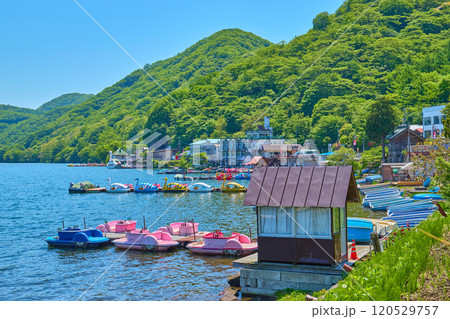 春の群馬県 榛名湖(南岸)と榛名山(天目山) 120529757
