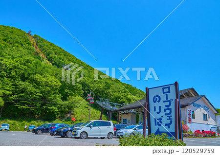 春の群馬県榛名山ロープウェイ乗り場(榛名高原駅)付近から榛名富士方向を見る 120529759