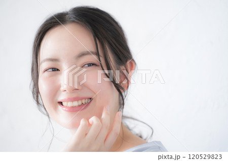 美しい女性のクローズアップ　美容やビューティなどのイメージ 120529823