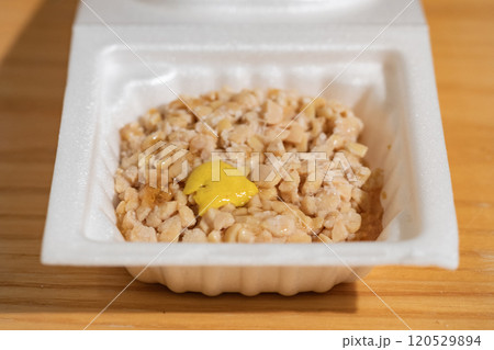 ひきわり納豆にタレとカラシを入れたイメージ (写真素材) ひきわり納豆にタレとカラシを入れたイメージ (写真素材) 120529894