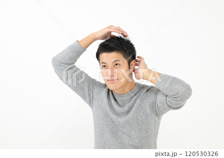 髪を気にする男性 髪を気にする男性 120530326