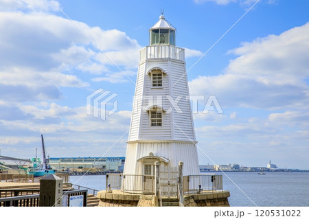 堺市、晴天下の旧堺燈台 120531022