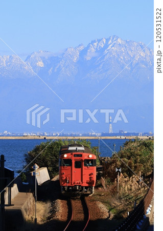 立山連峰をバックに走る氷見線 立山連峰をバックに走る氷見線 120531522