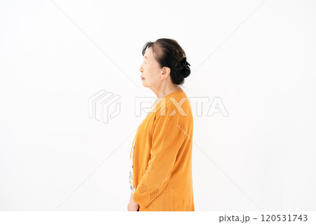 シニア女性　ポートレート　横顔 120531743