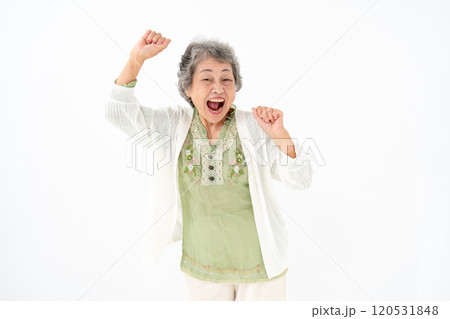 シニア女性　ポートレート　ガッツポーズ 120531848