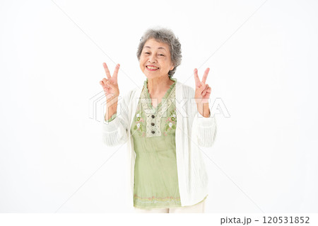シニア女性 ポートレート ピース シニア女性 ポートレート ピース 120531852