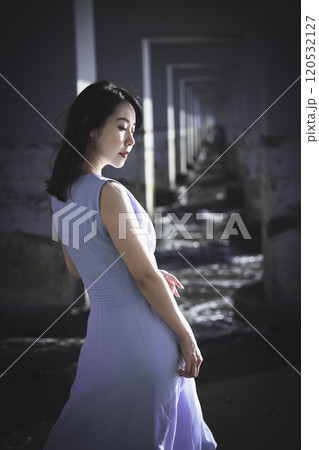 ノースリーブの女性 120532127