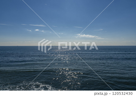 湘南海岸の波打ち際の風景 120532430