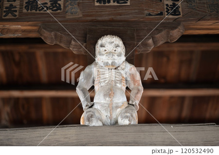 お寺の柱を支える力士像 お寺の柱を支える力士像 120532490
