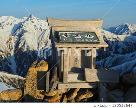 早秋の北アルプス・常念岳山頂 早秋の北アルプス・常念岳山頂 120532647