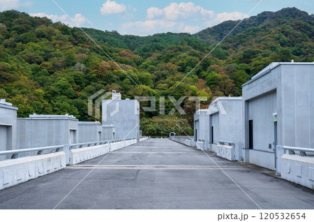 八ッ場ダムの堤体の一番上部　天端（てんば） 120532654