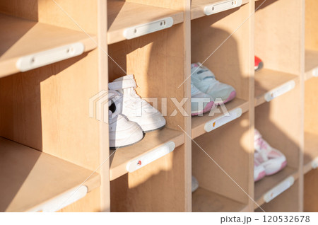 保育園の下駄箱／こどもの靴 120532678