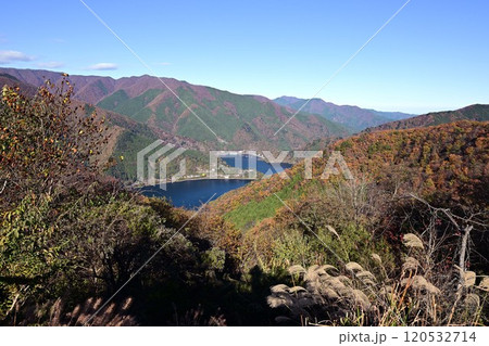 月夜見第一駐車場から俯瞰した秋の奥多摩湖 月夜見第一駐車場から俯瞰した秋の奥多摩湖 120532714