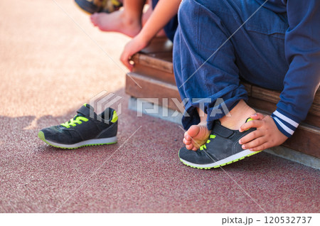 靴を脱ぐキッズ・男の子 120532737