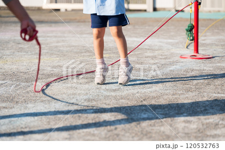 縄跳びをする保育園の女の子 120532763