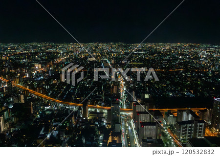 超高層ビルのあべのハルカスに入る、外資系高級ホテル　大阪マリオット都ホテル客室からの夜景 120532832