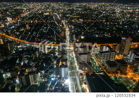 超高層ビルのあべのハルカスに入る、外資系高級ホテル　大阪マリオット都ホテル客室からの夜景 120532834
