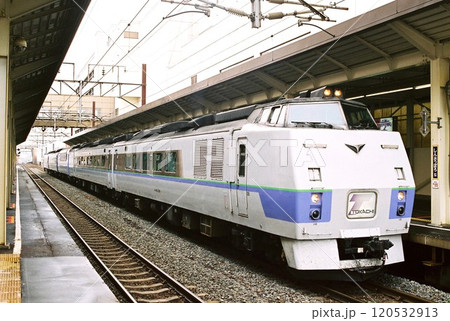 新札幌に停車するキハ183系の特急とかち号 120532913