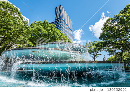 新緑と噴水越しに見る中日ビル 120532992