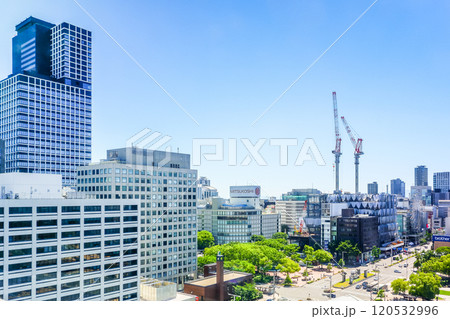 ビル建設中の大型クレーンを見る名古屋栄風景 ビル建設中の大型クレーンを見る名古屋栄風景 120532996