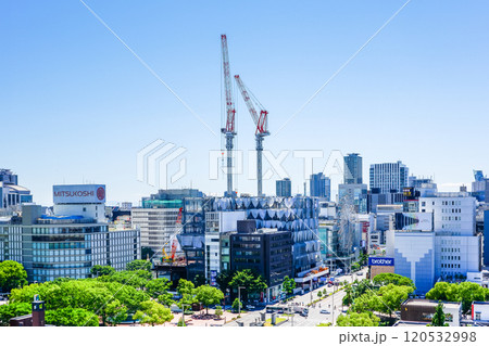 建設中の大型クレーンをを見る名古屋栄風景 建設中の大型クレーンをを見る名古屋栄風景 120532998