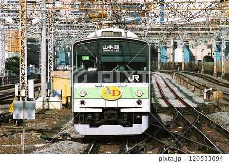 田町に入線する山手線の205系(ADトレイン) 田町に入線する山手線の205系(ADトレイン) 120533094