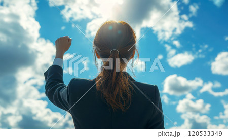 青空に向かってガッツポーズをするビジネスウーマン 青空に向かってガッツポーズをするビジネスウーマン 120533349