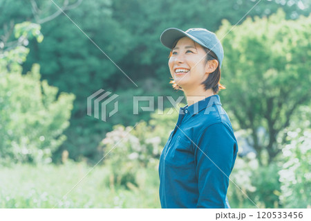 自然の中に佇む笑顔の女性作業員 自然の中に佇む笑顔の女性作業員 120533456