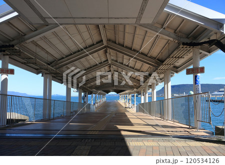 高松港の浮桟橋と屋島 高松港の浮桟橋と屋島 120534126