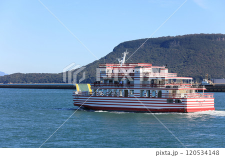 高松港から見る屋島と、女木島・男木島航路の連絡船「シマシマめおん」 高松港から見る屋島と、女木島・男木島航路の連絡船「シマシマめおん」 120534148