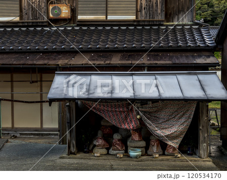 古い建物と守り神 古い建物と守り神 120534170