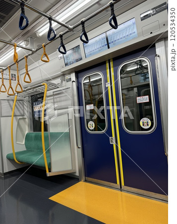 優先席付近の電車車内 120534350