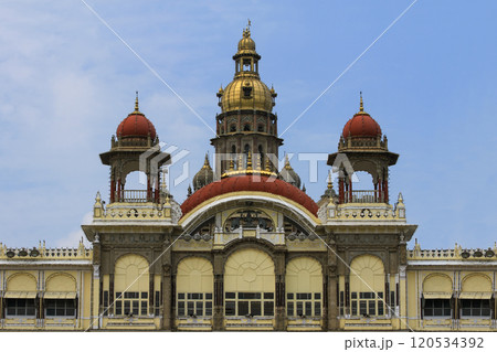 A image of historical buildings and Indian architecture in India. 120534392
