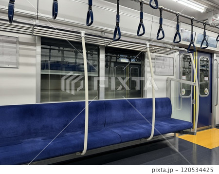 電車の車内 120534425