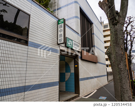 東京23区のJR駅で最も乗降客が少ない「越中島駅」地上出入口の駅名表示部 120534458