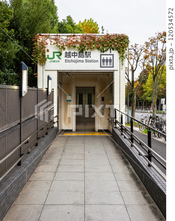 東京23区のJR駅で最も乗降客が少ない「越中島駅」エレベーターの駅名表示部 東京23区のJR駅で最も乗降客が少ない「越中島駅」エレベーターの駅名表示部 120534572