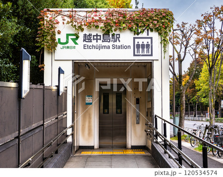 東京23区のJR駅で最も乗降客が少ない「越中島駅」エレベーターの駅名表示部 120534574