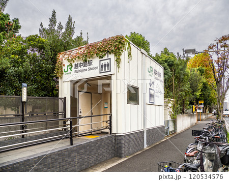 東京23区のJR駅で最も乗降客が少ない「越中島駅」エレベーターの駅名表示部 東京23区のJR駅で最も乗降客が少ない「越中島駅」エレベーターの駅名表示部 120534576
