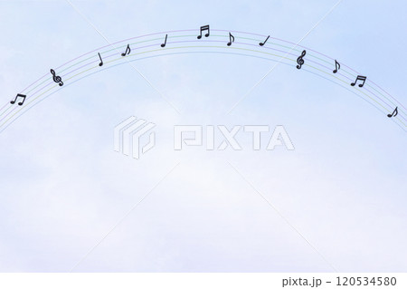 薄っすら雲がかかった空にカラフルな五線譜の虹がかかる音楽の背景 120534580
