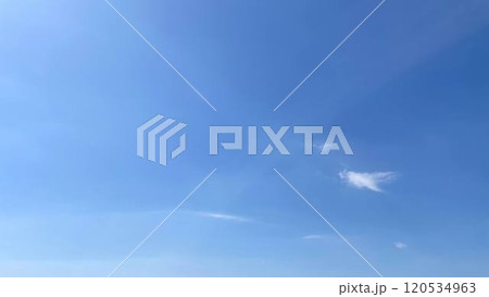 穏やかな春の空 120534963