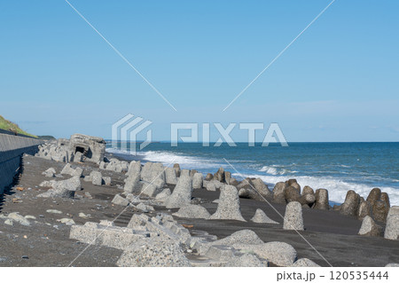 北海道、大樹町、旭浜のトーチカ群と海岸線の風景 北海道、大樹町、旭浜のトーチカ群と海岸線の風景 120535444