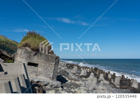 北海道、大樹町、旭浜のトーチカ群と海岸線の風景 120535449