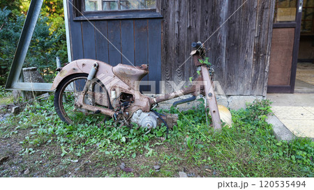 飯田線_小和田駅の駅舎前の朽ちたスーパーカブ 120535494