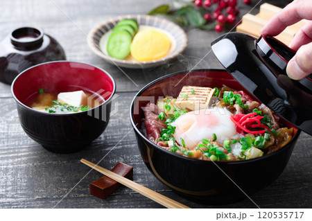 温泉卵をトッピングしたすき焼き丼  120535717