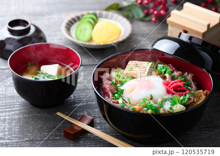 温泉卵をトッピングしたすき焼き丼  120535719
