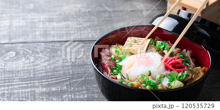 温泉卵をトッピングしたすき焼き丼  120535729