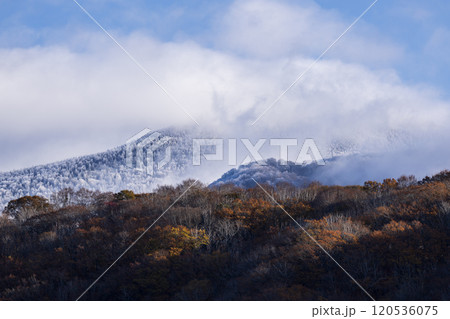 紅葉した山と雲そして霧氷のコントラスト 120536075