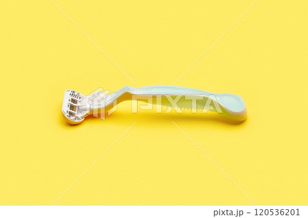 Razor on radiant yellow. Effortless style, making your daily routine a bright experience. 120536201