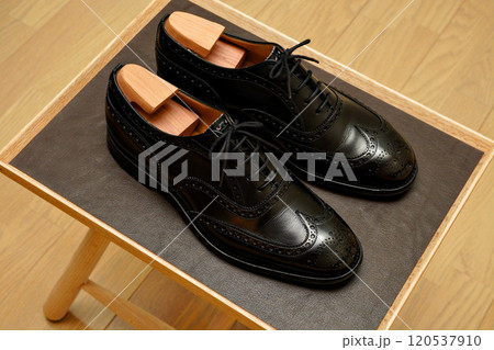 綺麗に磨かれた黒い革靴 綺麗に磨かれた黒い革靴 120537910