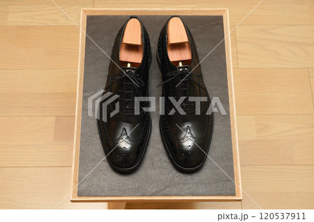 綺麗に磨かれた黒い革靴 120537911